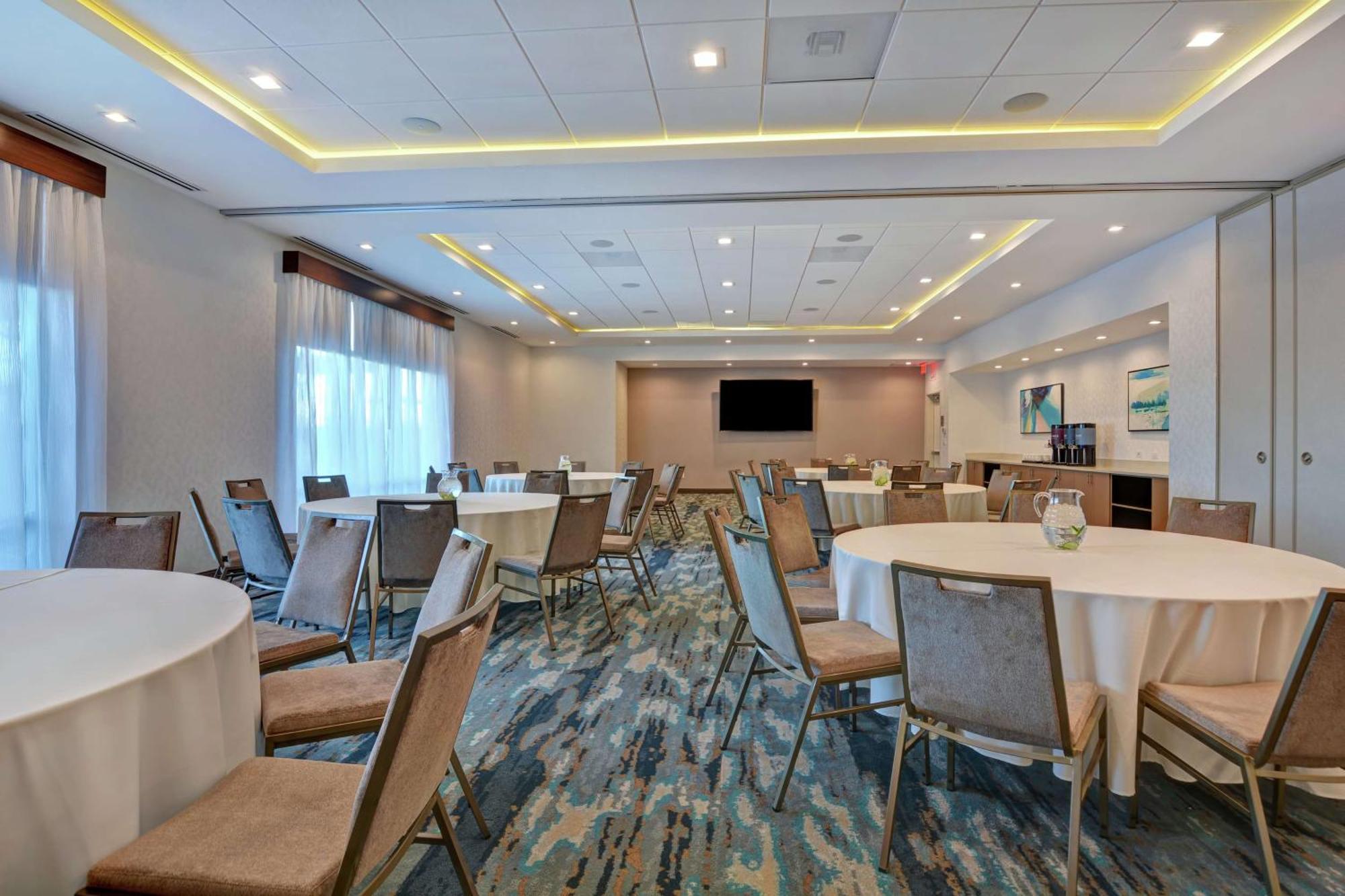 Hampton Eastlake Hotel 3*